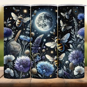 Puede incluir: Tres vasos aislados con un diseño de abejas y flores sobre un fondo negro. El diseño incluye una luna llena, estrellas y flores en azul, morado y blanco. Las abejas con alas detalladas están dispersas.