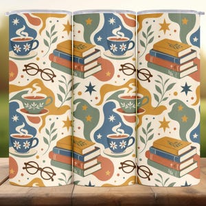 Peut inclure: Un gobelet cylindrique présentant un motif répétitif de tasses de café fumantes, de piles de livres et de lunettes sur un fond crème avec des formes ondulées bleues, orange et vertes, agrémenté de petites étoiles et de brins de feuilles.