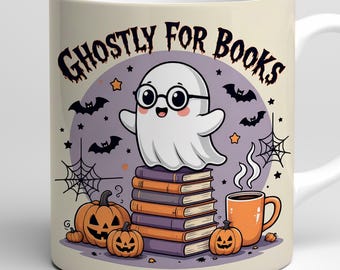 Puede incluir: Taza de cerámica blanca con un diseño de Halloween. El diseño incluye un fantasma de dibujos animados con gafas, sentado sobre libros, con calabazas, murciélagos y el texto "Ghostly for Books". También se muestra una taza de café.
