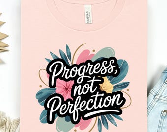 Koszulka Progress Not Perfection – odważna, motywująca koszulka z kwiatowym wzorem