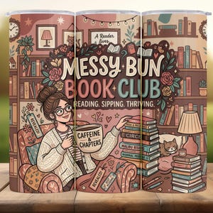Könnte beinhalten: Ein Becher mit einer Illustration für einen Buchclub. Das Design zeigt eine Frau mit Brille, Bücher und den Text "Messy Bun Book Club: Reading, Sipping, Thriving." Die Farbpalette ist warm, mit Braun- und Rosatönen.
