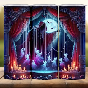 Puede incluir: Vaso de acero inoxidable con una escena teatral gótica. Una figura encapuchada controla figuras fantasmales con hilos frente a una luna llena. Cortinas rojas, murciélagos y velas completan el diseño espeluznante.