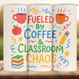 以下が含まれることがあります： カラフルなデザインの白い断熱タンブラー3個。デザインには、赤いコーヒーカップ、リンゴ、本、鉛筆、さまざまな色の「Fueled by Coffee & Classroom Chaos」というテキストが含まれています。タンブラーは木製の表面にあります。