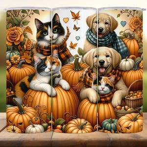 Puede incluir: Un vaso con un diseño otoñal. Presenta gatos y perros con bufandas, rodeados de calabazas y hojas de otoño. La obra de arte utiliza tonos naranja, marrón y verde, creando un ambiente rústico.
