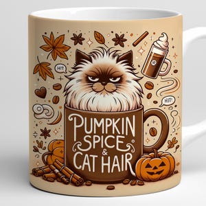 Puede incluir: Taza de cerámica beige con asa blanca, con un gato de dibujos animados en una taza de café. La taza tiene las palabras "Pumpkin Spice & Cat Hair" e ilustraciones otoñales, incluyendo una calabaza, palitos de canela y granos de café.
