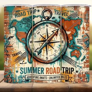 以下が含まれることがあります： コンパス、世界地図、そして「Summer Road Trip」のテキストが特徴の旅行をテーマにしたタンブラー。デザインには、旅行に関連するグラフィックとテキストが描かれたレンガの壁の背景が含まれています。円筒形のタンブラーにはシルバーの蓋が付いています。