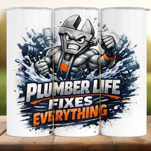 Könnte beinhalten: Weißer Becher mit einem Cartoon-Klempner-Charakter-Design. Die Figur hat einen schraubenschlüsselförmigen Kopf, einen muskulösen Körperbau und orangefarbene Details. Der Text "PLUMBER LIFE FIXES EVERYTHING" wird in fetter Schrift mit Wasserspritzern und Sanitärwerkzeuggrafiken angezeigt.