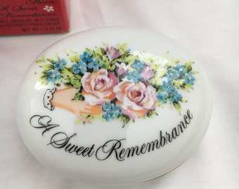 A SWEET REMEMBRANCE Vintage Avon Porcelain Trinket Holder Ring Holder Vintage 1982 Original Box 22 Karat Gold, Rose, Valentines Day 1982