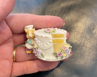 Miniature CAKE with Mouse, Flowers, Resin, Small Collectible, Vintage