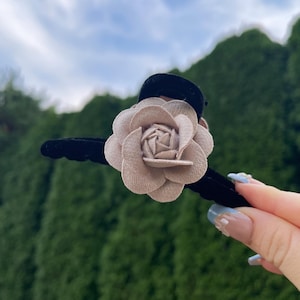 Schwarze Samt Haarkralle mit Creme Blume - Elegantes handgefertigtes Haar Accessoire