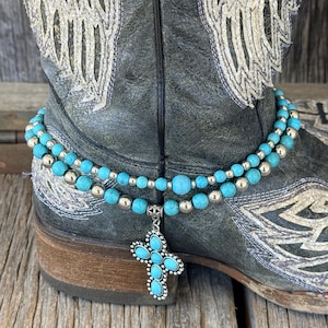 Pulsera con cadena estilo bohemio western con detalles brillantes: plata y turquesa con dije de cruz. Accesorio ideal para conciertos, bodas y eventos country.