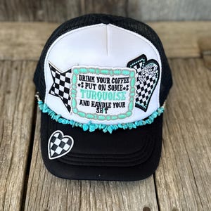 Zwarte vrachtwagenchauffeurhoed - Drink Your Coffee Zet wat turkoois op en doe je shit op - Turquoise stenen hoedenketting - Western cowgirl-outfit