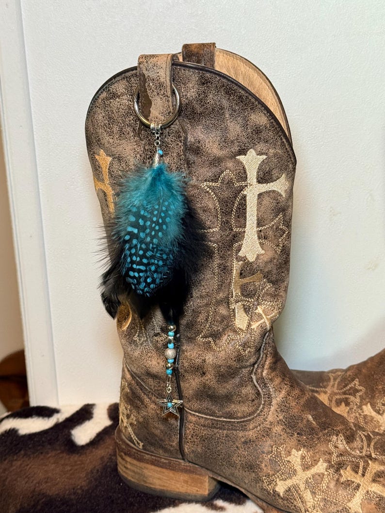 Ciondolo per stivali Western Boho con piume - Perline turchesi argentate - Ciondoli in argento - Ciondolo per borsa - immagine 2