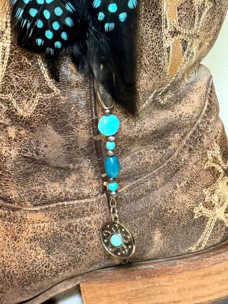 Ciondolo per stivali Western Boho con piume - Perline turchesi argentate - Ciondoli in argento - Ciondolo per borsa - round with turquoise