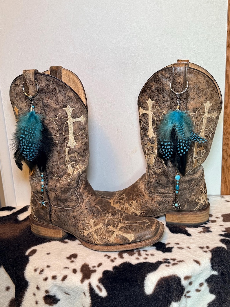 Ciondolo per stivali Western Boho con piume - Perline turchesi argentate - Ciondoli in argento - Ciondolo per borsa - immagine 1