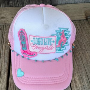 Pink Western Long Live Cowgirls, Stiefel, kleines Herz und bockendes Pferd Aufnäher zum aufbügeln, Trucker-Hut-Verschluss mit türkiser Stein Hutkette.