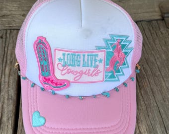 Roze western Long Live Cowgirls, laars, klein hartje en opstrijkend paard op patch truckerpet met turquoise stenen hoedenketting.