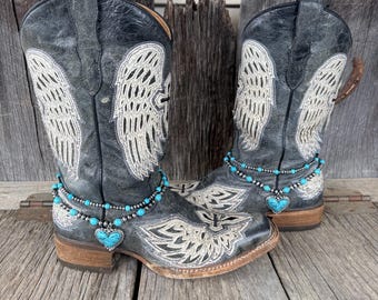 Braccialetto con catena a forma di stivale da cowboy Western Boho: perline argentate e turchesi con ciondoli a forma di cuore, accessorio per concerti, country e matrimoni.