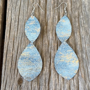 Boho Western örhängen i konstläder med droppar och bladform: Blå med metallisk silverdesign. Denimliknande bild 1