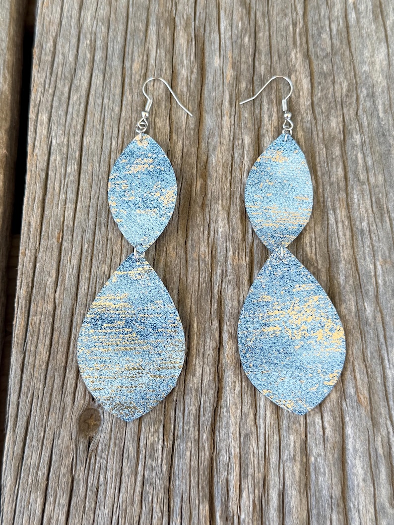 Boho Western örhängen i konstläder med droppar och bladform: Blå med metallisk silverdesign. Denimliknande bild 1