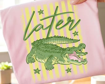 Later Gator PNG, schattige preppy alligator girly, trendy roze gestreepte zomersfeer, grappig Gator-shirt png, cadeau strandvakantie, sublimatiebestand