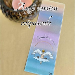 Marque-page original, fait main, illustré. Ange ou démon lisant un livre. Accessoire de lecture, cadeau pour un lecteur. Design fin fantasy.