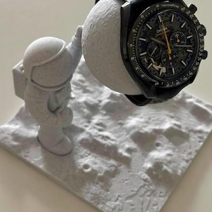 Uhrenhalter Astronaut für  jede Armbanduhr, Moonswatch und Omega – Uhrenhalter Deko – Geschenk für Uhrensammler& Weltraumfans - Uhrenbeweger