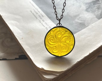 Collier tourbillon de verre jaune Sunny Days, bijoux en vitrail