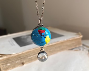 Cadeau globe-trotter, pendentif globe terrestre en étain, bijoux uniques