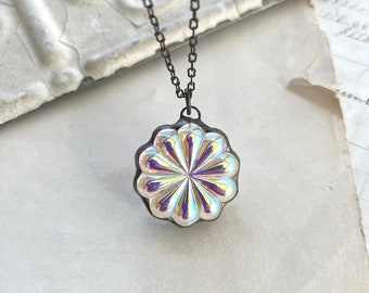 Collier en vitrail marguerite irisé transparent, noyau floral, bijoux uniques