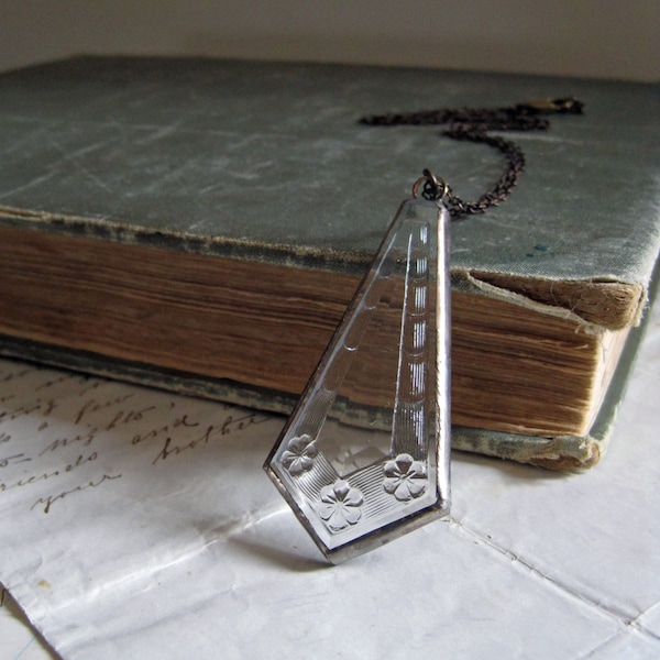 Halsband i målat glas i art déco-stil