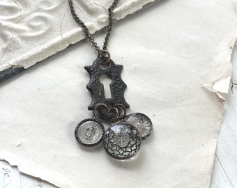 Écusson trou de serrure récupéré avec collier bouton, bijoux uniques en leur genre