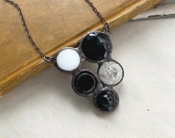 Bavoir vintage en verre, bijoux uniques, asymétriques, boutons noirs et blancs