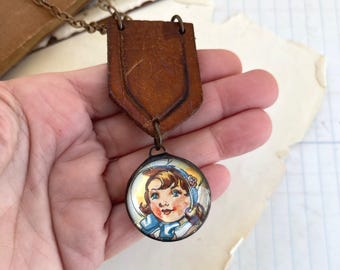 Vintage Buch Illustration Anhänger, Leder Gürtel Schmuck