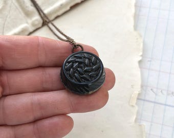 Collana vintage con bottone in vetro nero, gioiello riciclato, ciondolo unico nel suo genere