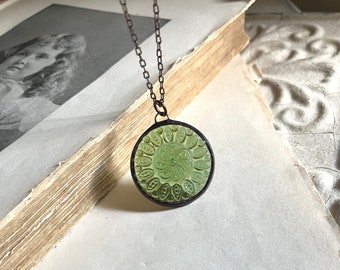 Pendentif vert victorien en verre, bijoux en vitrail