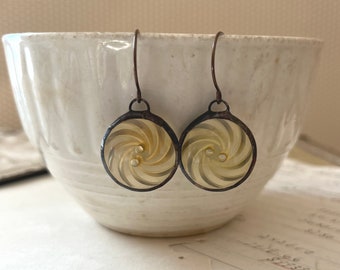 Boucles d'oreilles vintage bouton Lucite, bijoux soudés OOAK, Whirligig Design