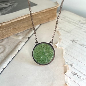 Collier vitrail, bijoux en verre vert écume de mer