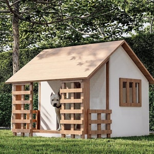 Puede incluir: Una caseta para perros con estructura y techo de madera marrón claro y paredes blancas. La caseta tiene una pequeña ventana y un porche vallado. Un perro gris y blanco es visible dentro de la caseta, mirando hacia afuera.