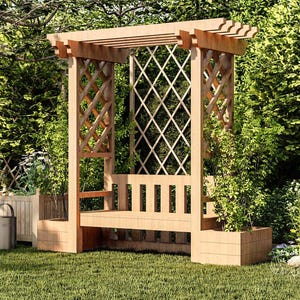 Puede incluir: Una pérgola de madera con un diseño de celosía y un banco debajo. La pérgola está rodeada de árboles y arbustos verdes.