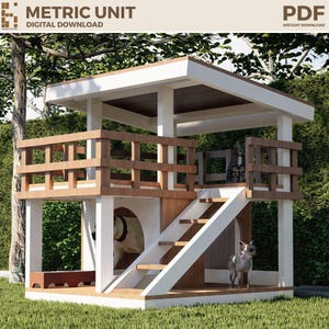 Può includere: Una casa per animali domestici a più livelli con un design bianco e legno. La struttura presenta un balcone, scale e ingressi multipli. Un gatto e un cagnolino sono visibili all'interno. Il testo "METRIC UNIT DIGITAL DOWNLOAD" e "PDF INSTANT DOWNLOAD" sono in alto.