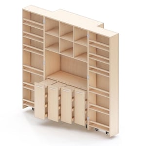 Puede incluir: Un mueble de almacenamiento de madera de color claro con múltiples estantes, cubículos y cajones extraíbles. La unidad tiene forma rectangular con una parte superior escalonada y está montada sobre ruedas. Los cajones tienen tiradores plateados. La unidad está diseñada para almacenamiento.
