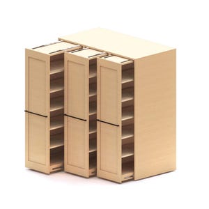 Puede incluir: Un armario de almacenamiento de madera clara con tres unidades de estantería verticales extraíbles. Cada unidad tiene un panel frontal plano con un asa horizontal negra delgada y múltiples estantes interiores para organizar.