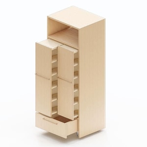 Może przedstawiać: Jasny drewniany mebel z wieloma przegrodami i szufladą. Szafka ma dwoje drzwi, które otwierają się, odsłaniając półki, oraz częściowo otwartą szufladę. Szafka stoi na kółkach.