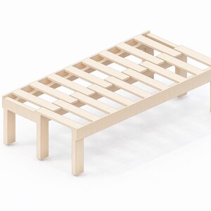Puede incluir: Un somier de madera de color claro con un dise&ntilde;o de listones. El marco tiene cuatro patas cuadradas y una forma rectangular. El somier est&aacute; hecho de madera de color claro y est&aacute; dise&ntilde;ado para soportar un colch&oacute;n.