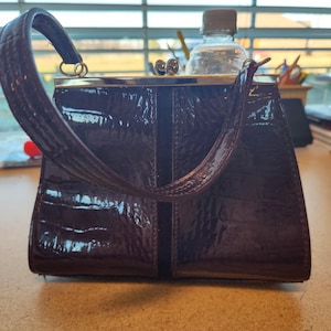 Bolso de mano pequeño con estampado de serpiente burdeos de LIZ CLAIBORNE, excelente estado, nunca usado