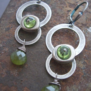 Oorbellen ruimteschip - Sci-fi-sieraden - Peridot-oorbellen - Oorbellen sterlingzilver metaalbewerking - Industriële sieraden, groene edelsteenoorbellen