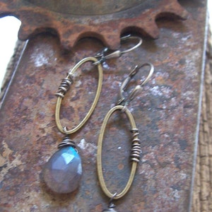 Longues boucles d'oreilles pendantes en labradorite en métaux mélangés// Boucles d'oreilles en labradorite enroulées de fil// Bijoux industriels en pierres précieuses// Bijoux en labradorite image 3