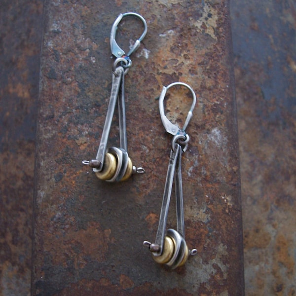 Pendule, boucles d'oreilles industrielles, boucles d'oreilles modernes en mélange de métaux, boucles d'oreilles steampunk.
