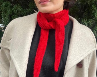 Bufanda estrecha de mezcla de lana roja: accesorio triangular para el cuello de estilo francés.